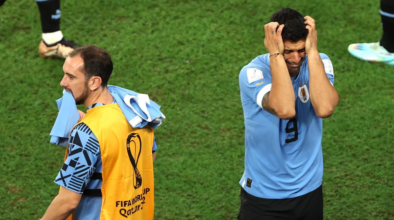 Diego Godín y Luis Suárez, impotentes ante la eliminación de Uruguay.