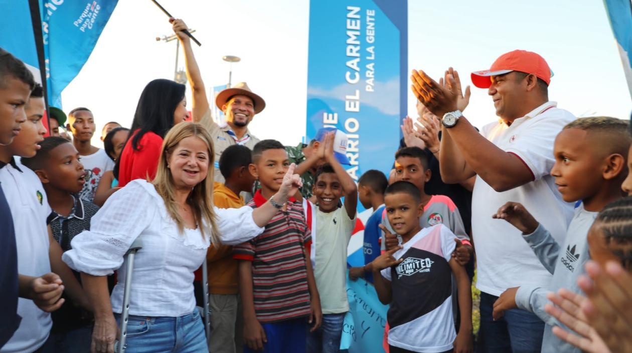  La gobernadora Elsa Noguera rodeada de niños que desde ayer disfrutan el Parque El Carmen de Candelaria.