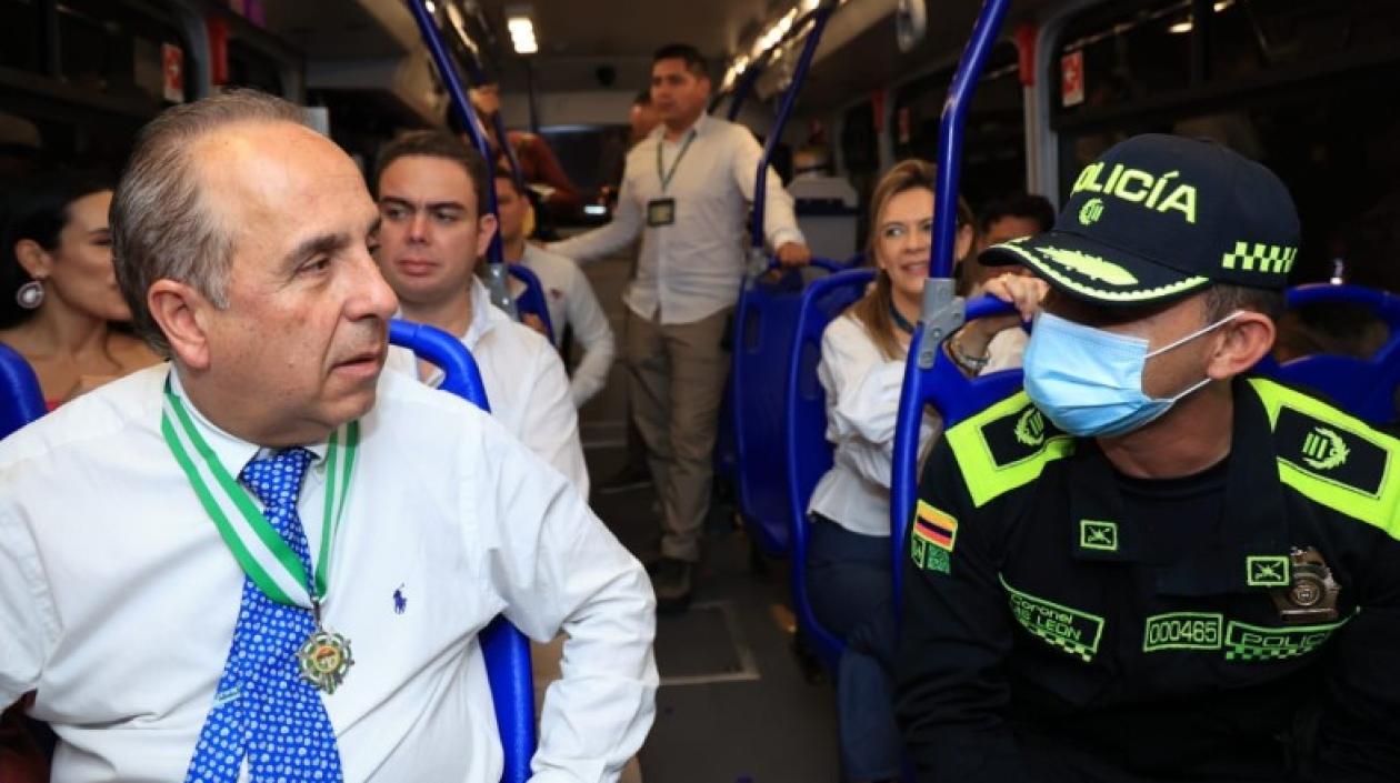 El Ministro de Transporte, Guillermo Reyes, en uno de los buses del nuevo Sistema de Transporte de Valledupar.