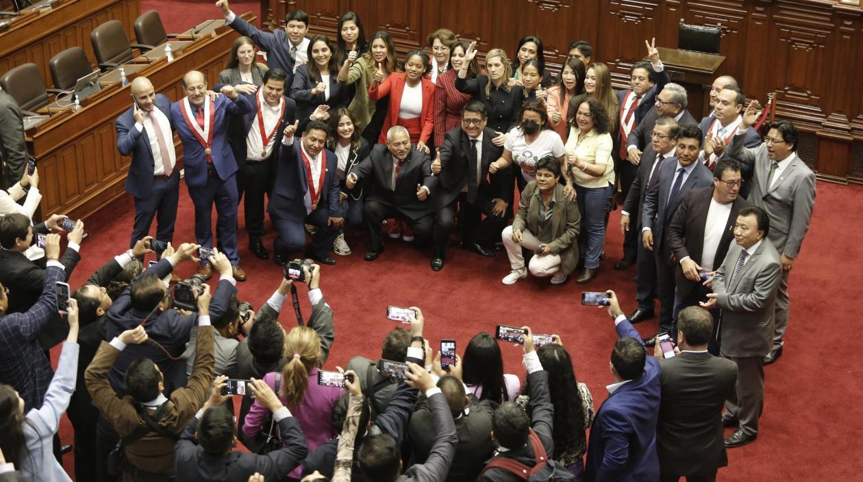 Diputados de Perú celebran la salida de Pedro Castillo.