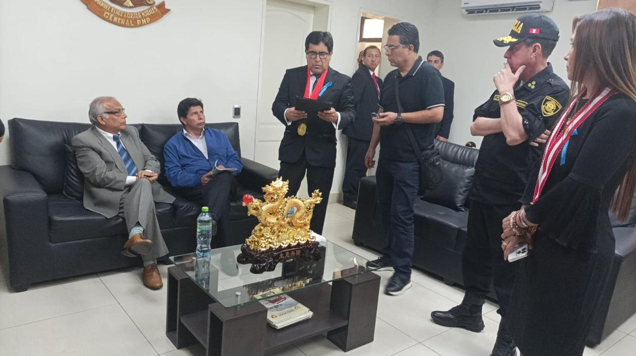 al destituido presidente peruano Pedro Castillo junto a su ex primer ministro Anibal Torres, mientras permanece detenido en la Prefectura de Lima (Perú