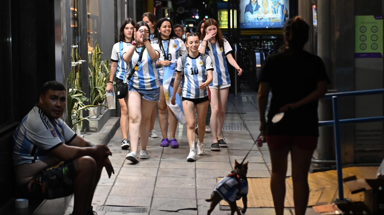 Hinchas de la selección argentina salen a las calles a celebrar luego del triunfo de su selección contra Países Bajos 