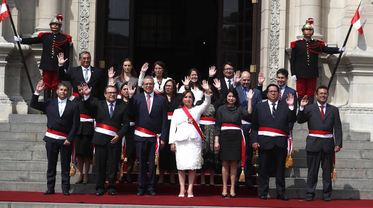 La Presidenta peruana con el nuevo gabinete presidencial.