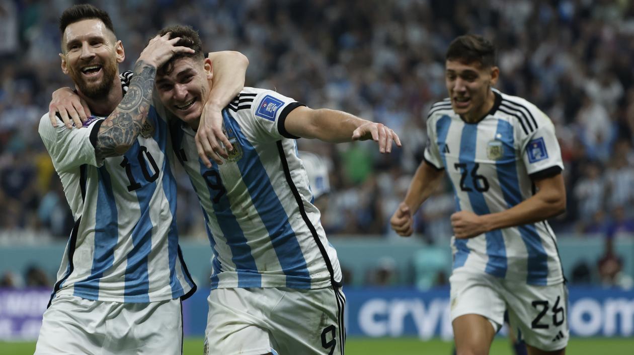 Lionel Messi y Julián Álvarez celebran el segundo gol argentino. 