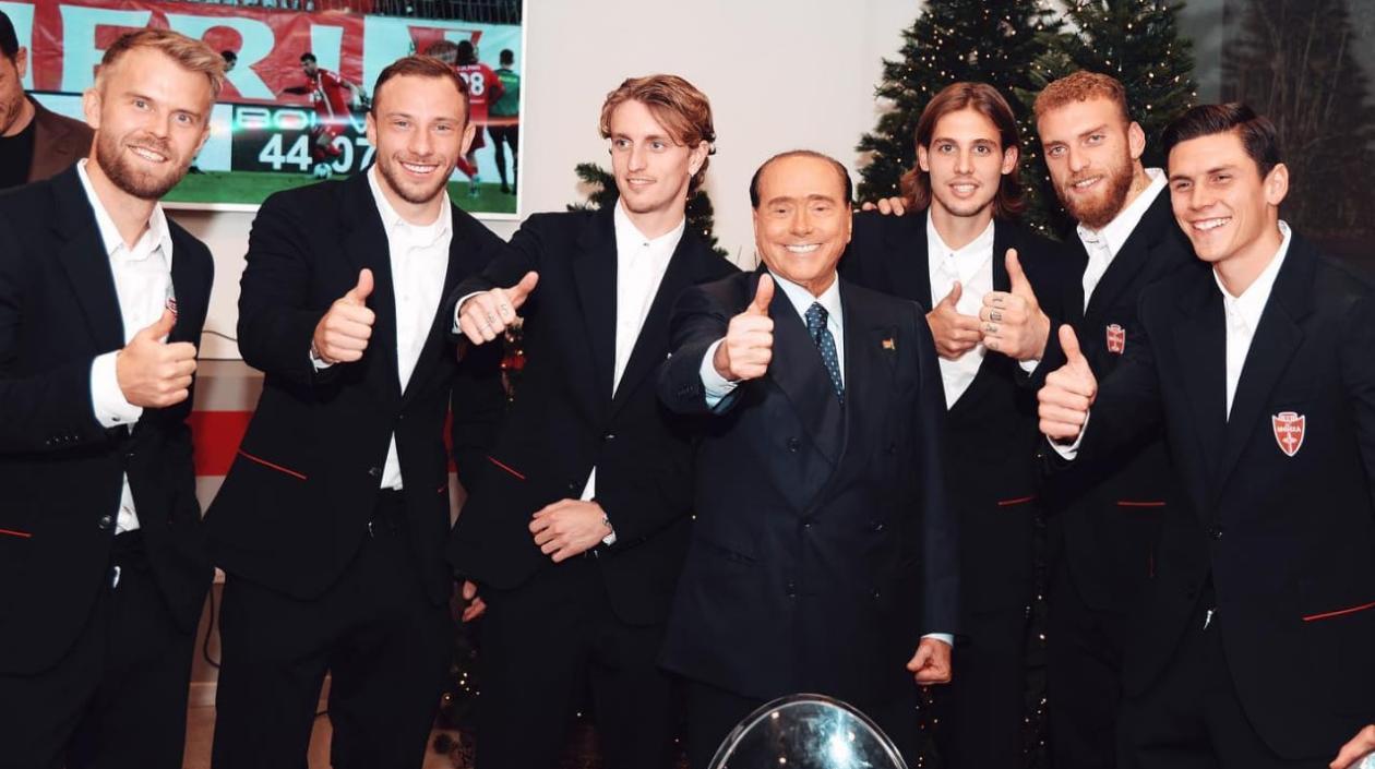 Silvio Berlusconi y jugadores del Monza.