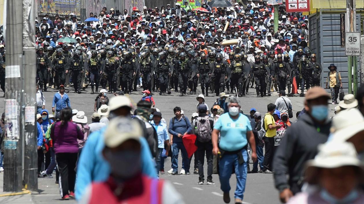 Policías vigilan hoy una manifestación en Arequipa (Perú).