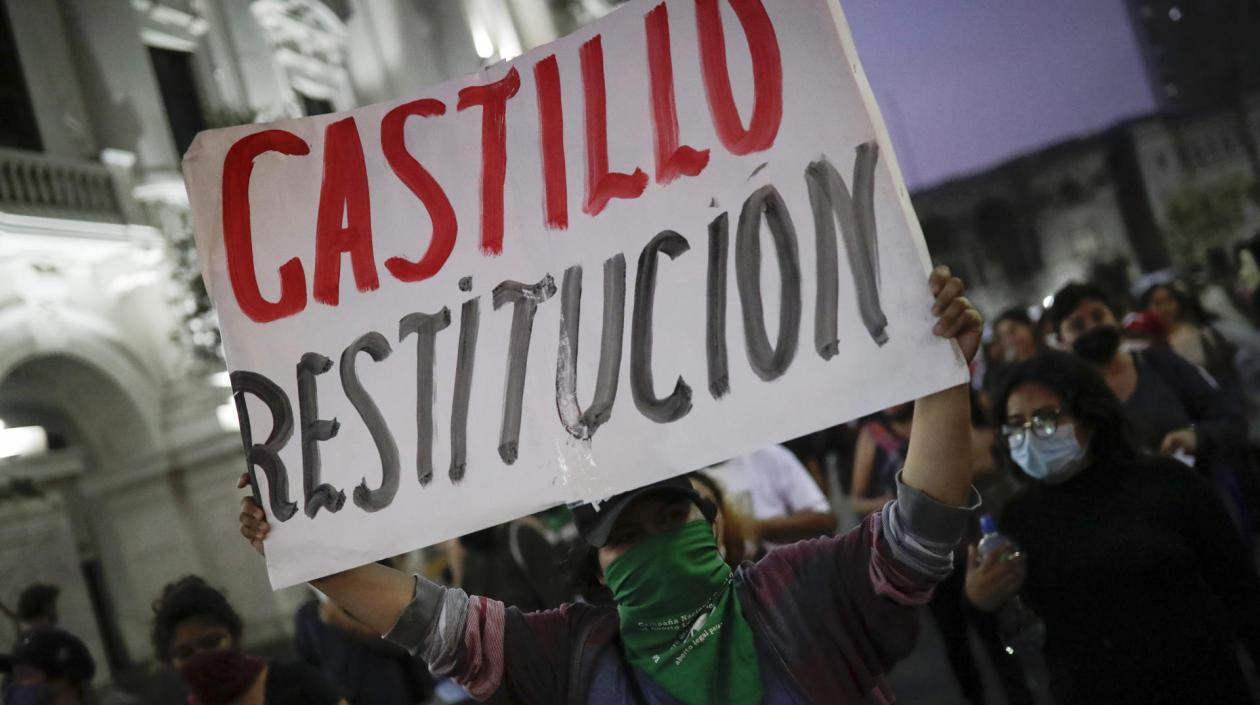 Seguidores del destituido presidente Pedro Castillo se concentraron este jueves en la Plaza San Martín, Lima