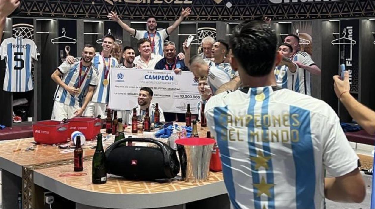 Momentos en que los jugadores de Argentina reciben el cheque simbólico de los 10 millones de dólares. 