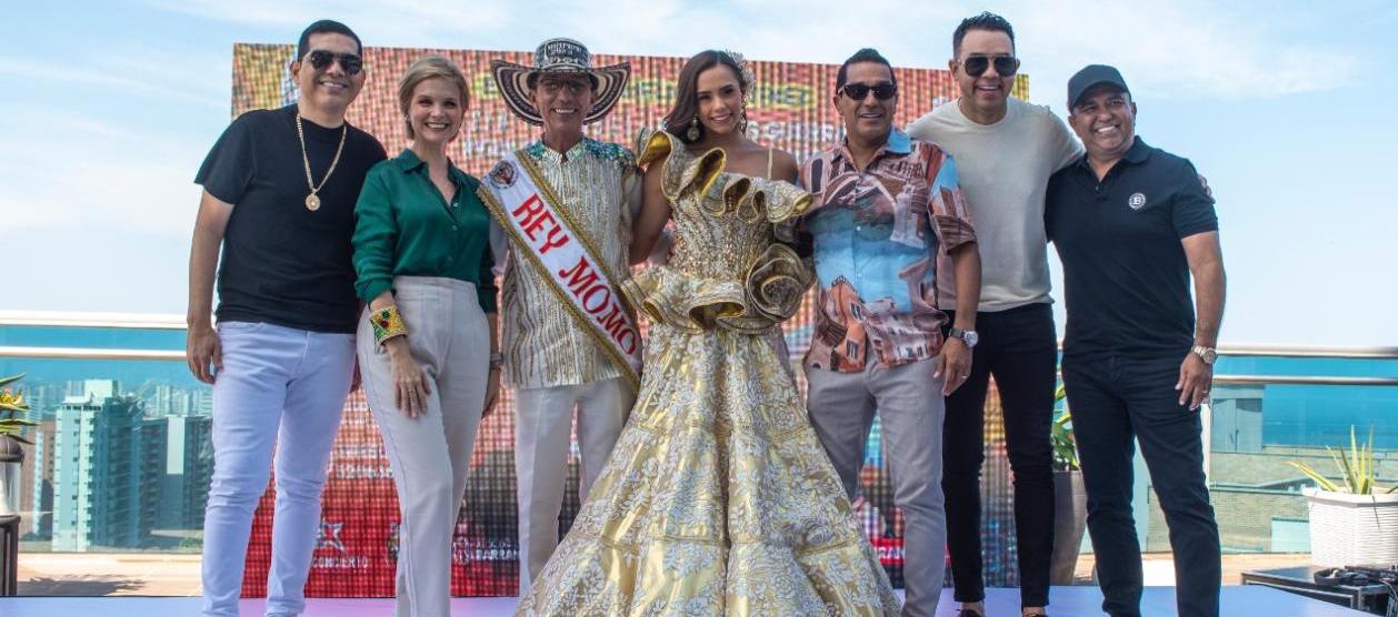 Reyes del Carnaval 2023 y su gerente, junto los artistas.