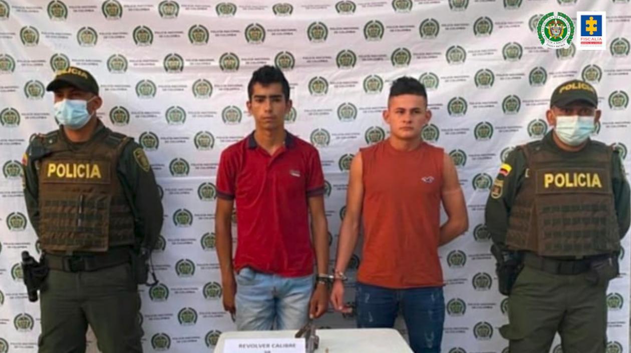 Los dos presuntos guerrilleros del ELN capturados por la Policía. 