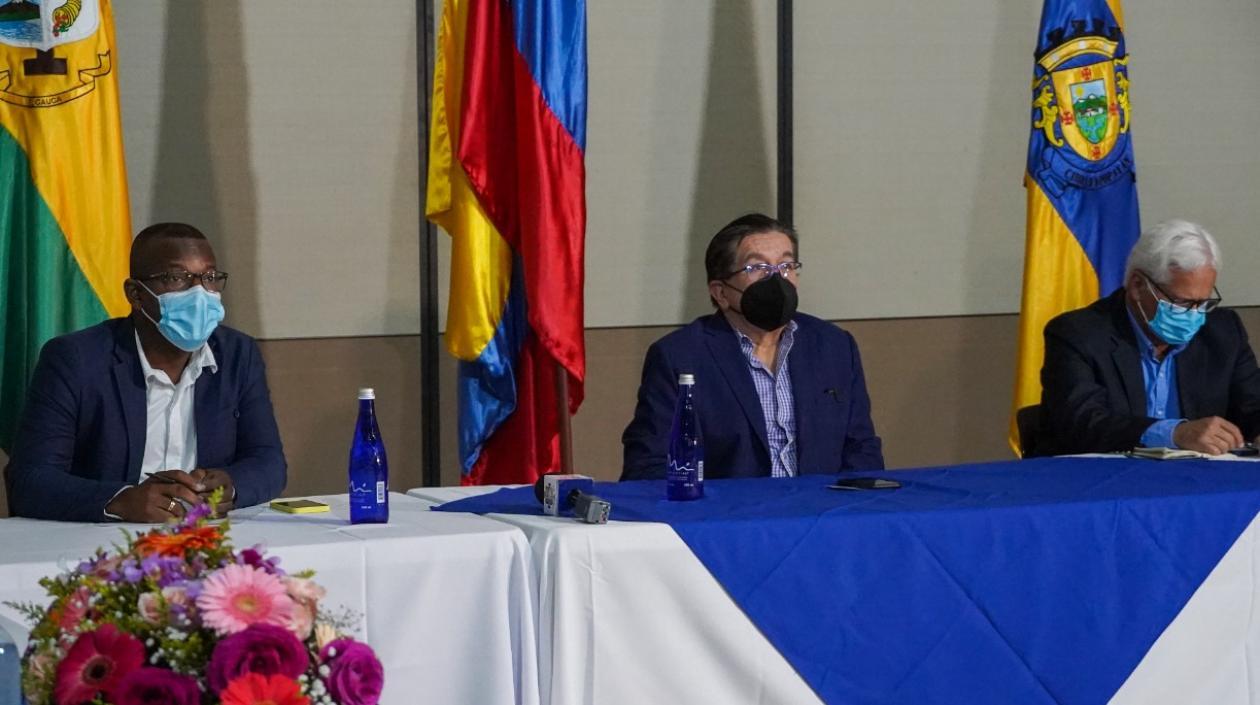 El gobernador del Cauca, Elías Larrahondo Carabalí; el ministro de Salud, Fernando Ruiz, y el alcalde de Popayán, Juan Carlos López., 