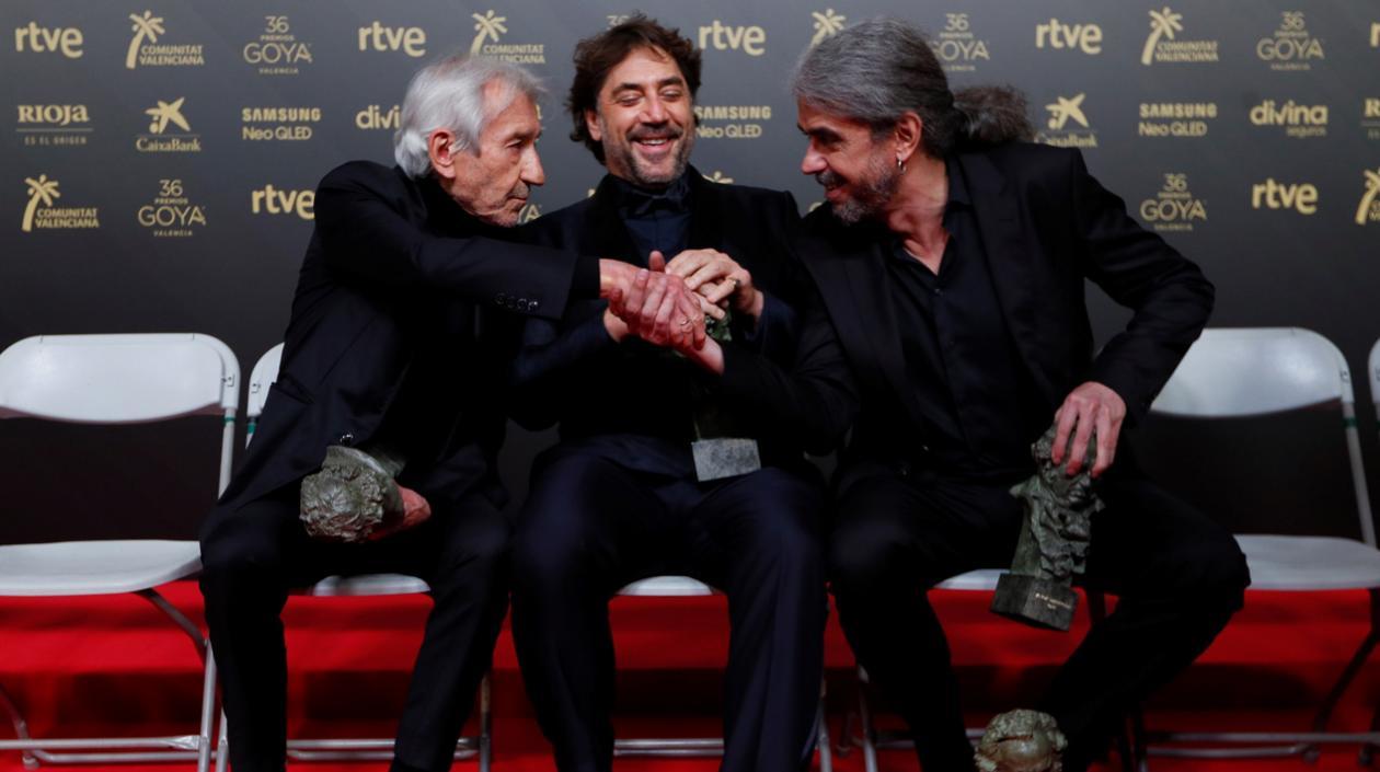 De izquierda a derecha, los actores José Sacristán, Goya de Honor, Javier Bardem, Goya a Mejor Actor Protagonista, y el director Fernando León de Aranoa, Goya a Mejor dirección.