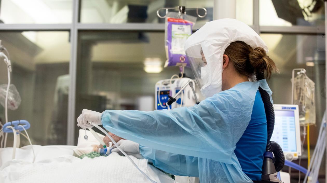 Una enfermera atiende a un paciente enfermo de Covid-19.