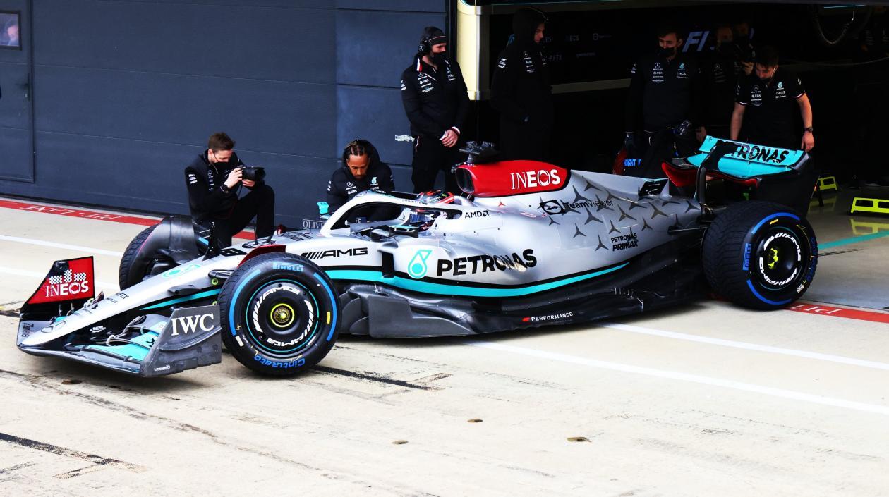 Lewis Hamilton inspecciona su nuevo monoplaza. 