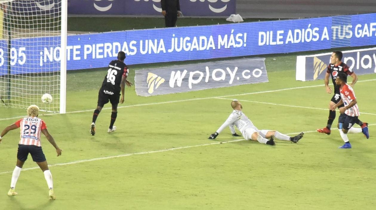 Remate de Luis 'Cariaco' González para rubricar su faena y anotar el 1-0.