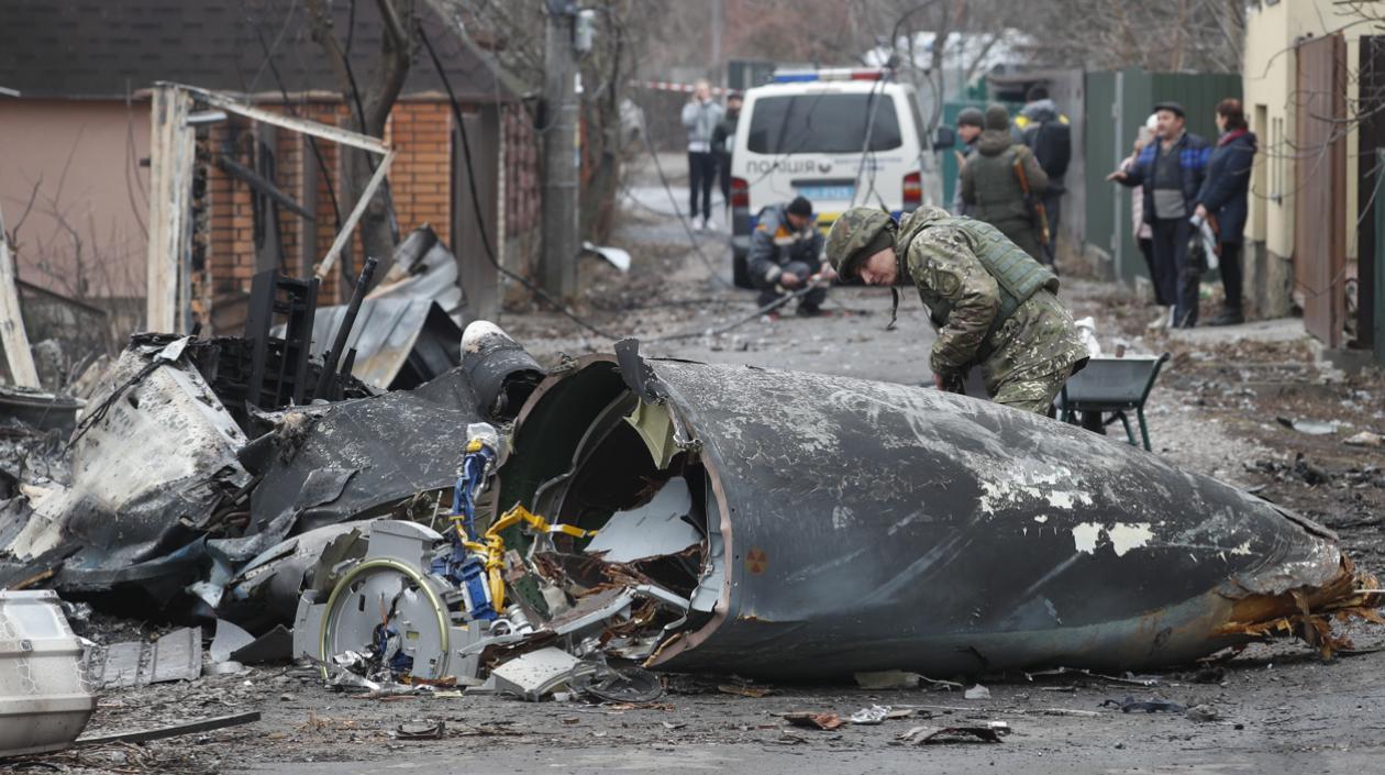 Imagen de un avión militar derribado en Kiev.