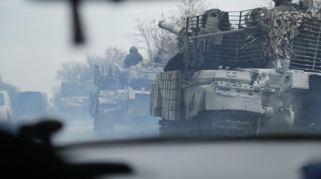 Tanques rusos atacando a Ucrania.