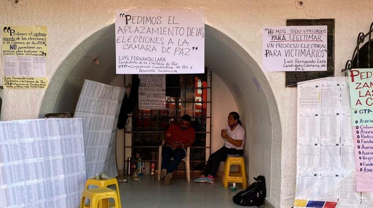Luis Fernando Lara y su protesta en la Registraduría de Valledupar.