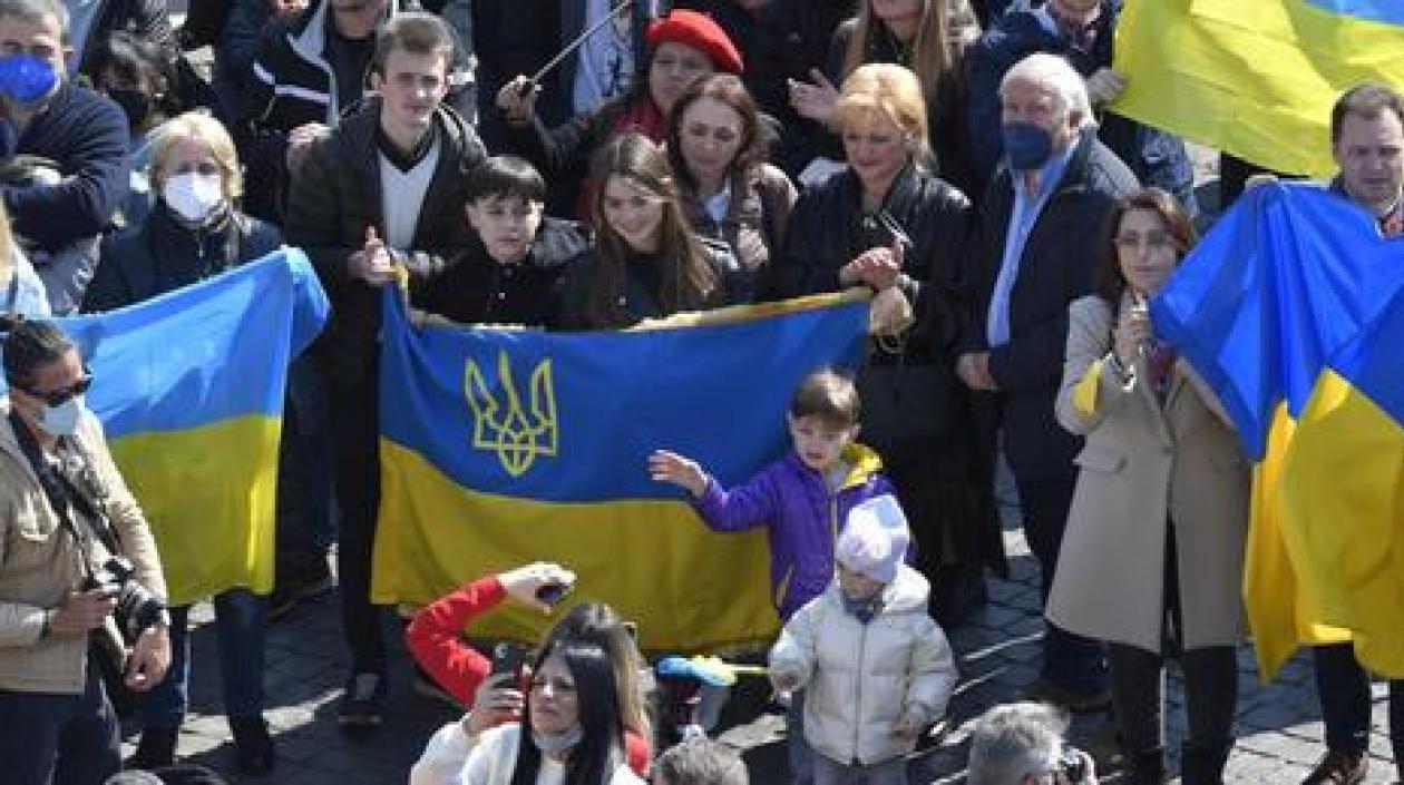 Decenas de banderas de Ucrania enarboladas en la Plaza de San Pedro por la paz.  