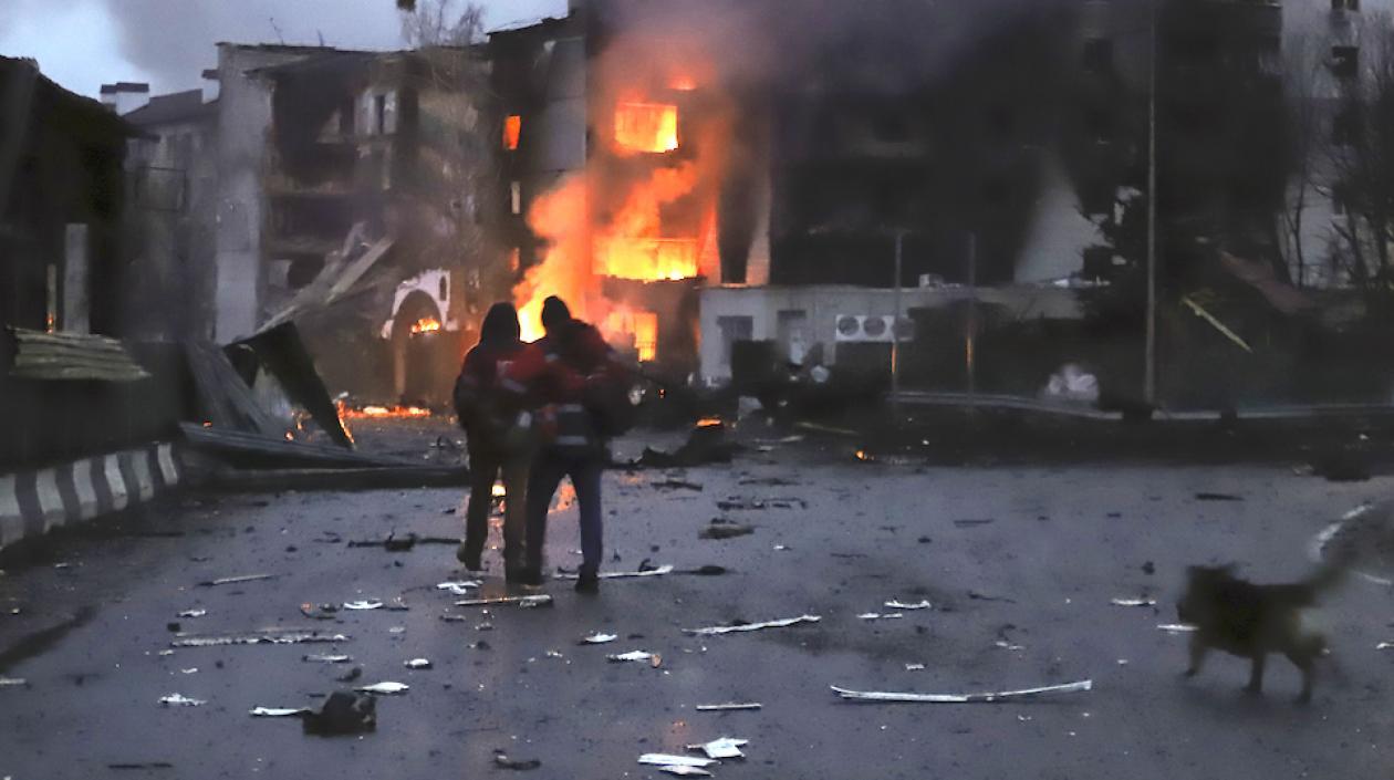 Un edificio en llamas después de un bombardeo ruso sobre la localidad ucraniana de Borodyanka, cerca de Kiev.