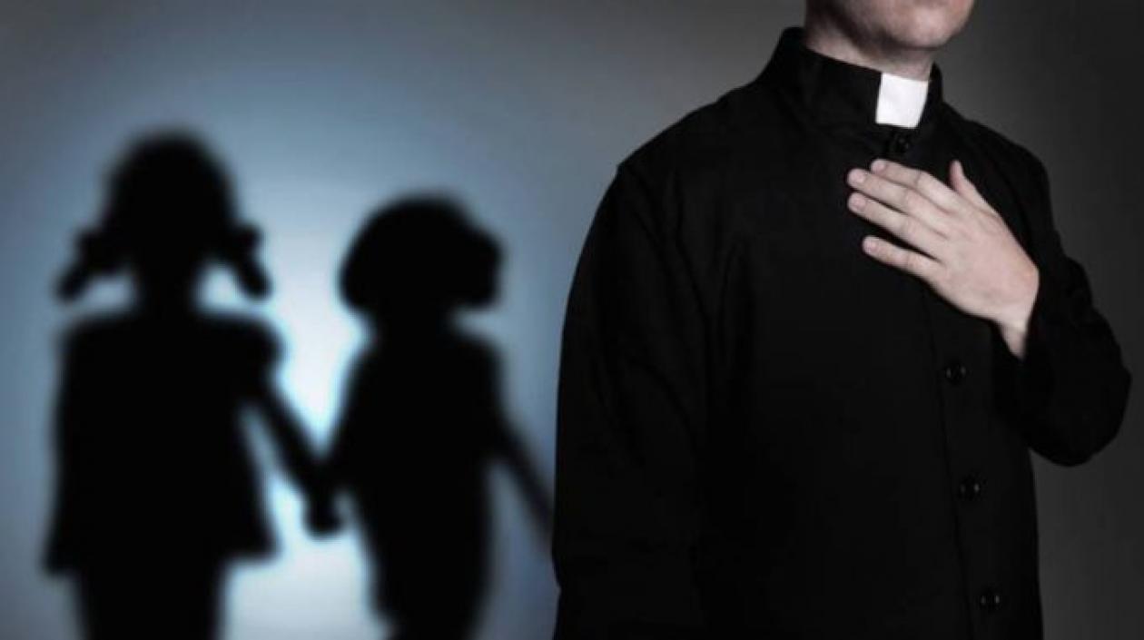 El sacerdote es señalado de abusar de las dos pequeñas desde los 12 años de edad. 