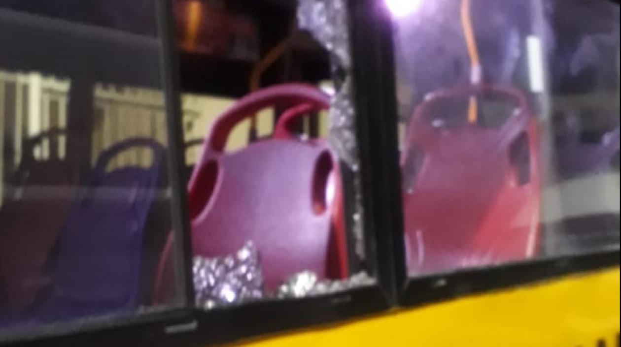 Ventanilla afectada en el bus de Transmecar.