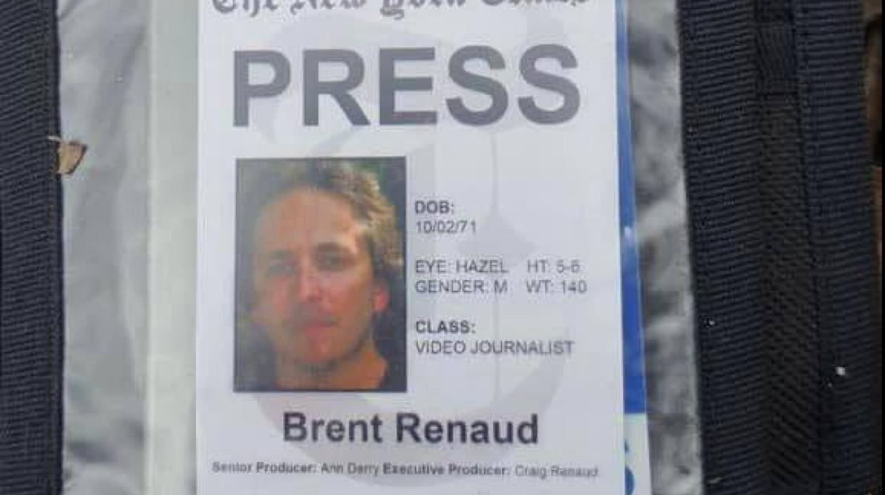 Carné de prensa del periodista Brent Renaud.