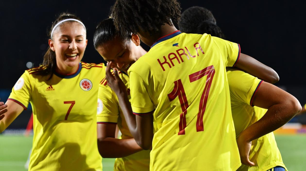Jugadoras de Colombia celebran un gol. 