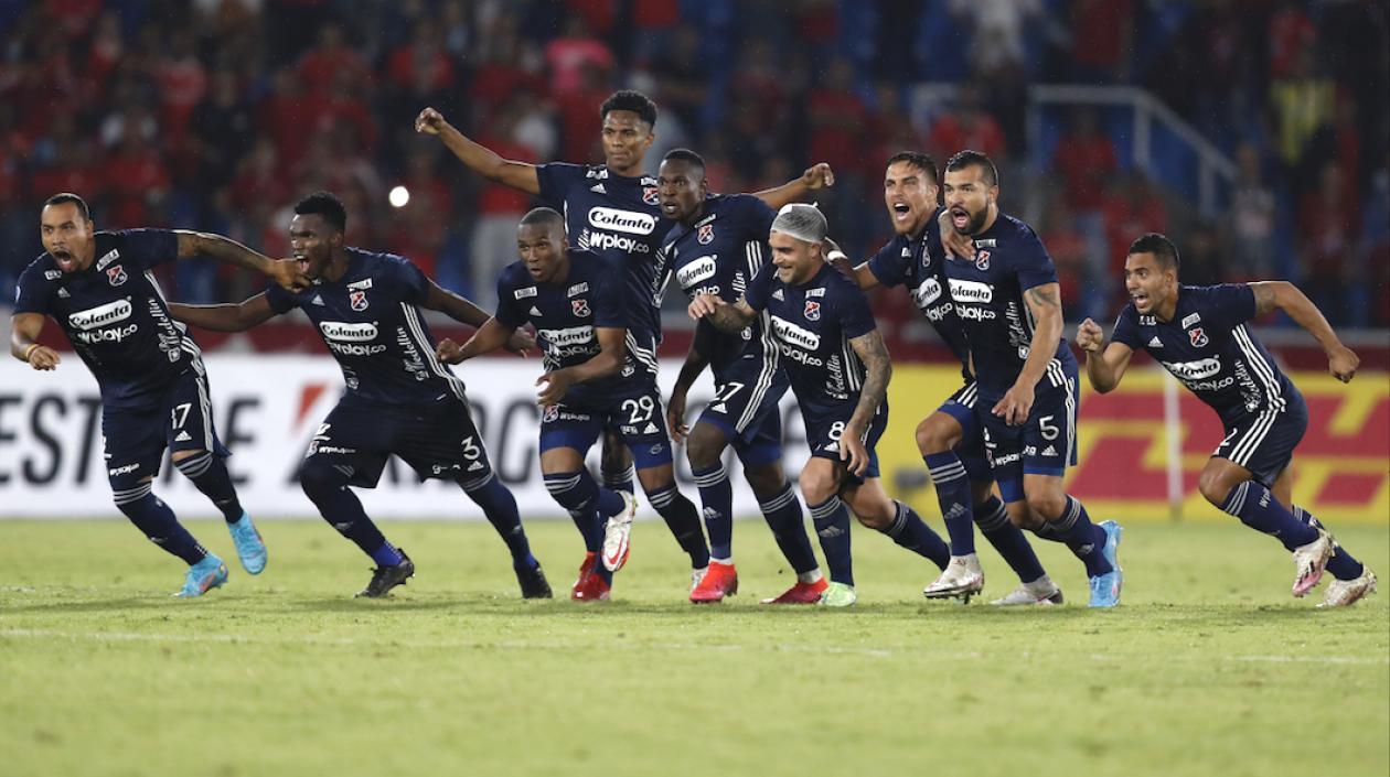 Jugadores del DIM celebrando el paso a la fase de grupos en Copa Sudamericana.