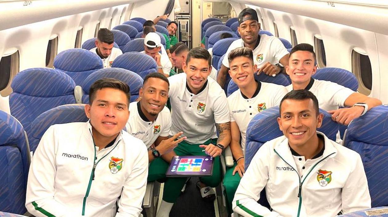 Jugadores bolivianos al iniciar el vuelo hacia Barranquilla.
