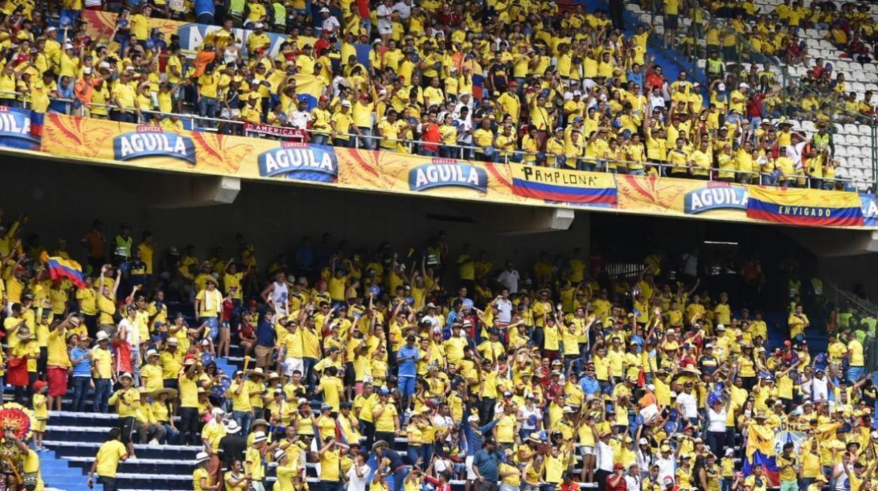 Hinchas de Colombia en la tribuna norte. 