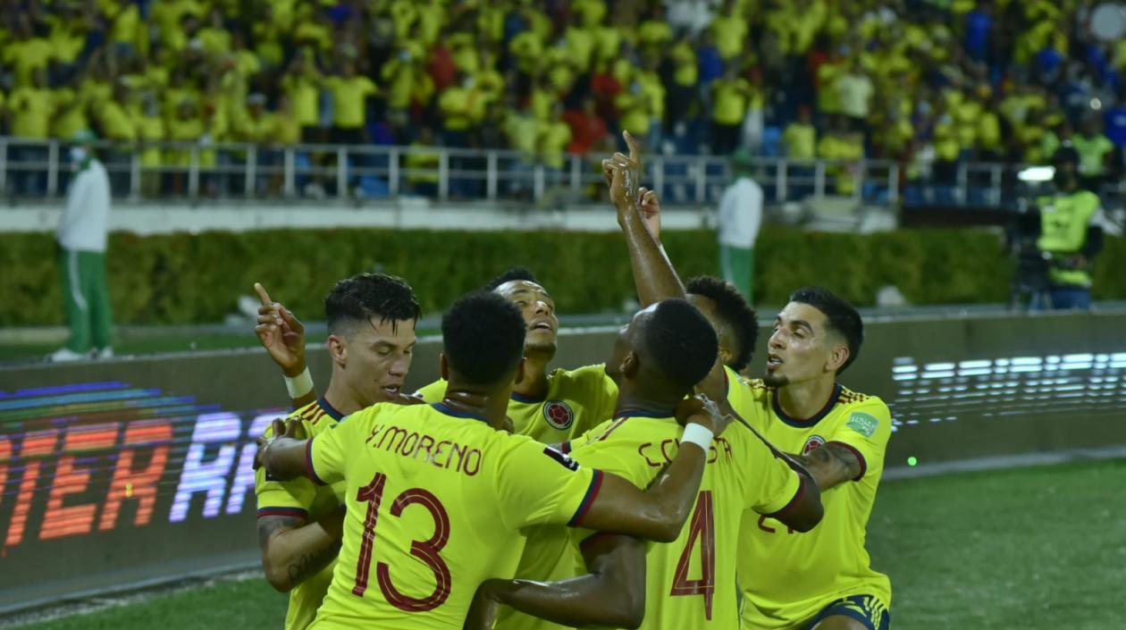 Jugadores de Colombia celebran tras el tercer gol ante Bolivia. 