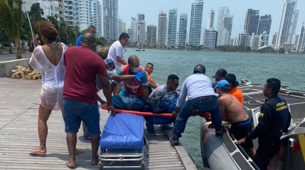 Momento en que el turista es auxiliado para ser trasladado a un centro asistencial de Cartagena. 