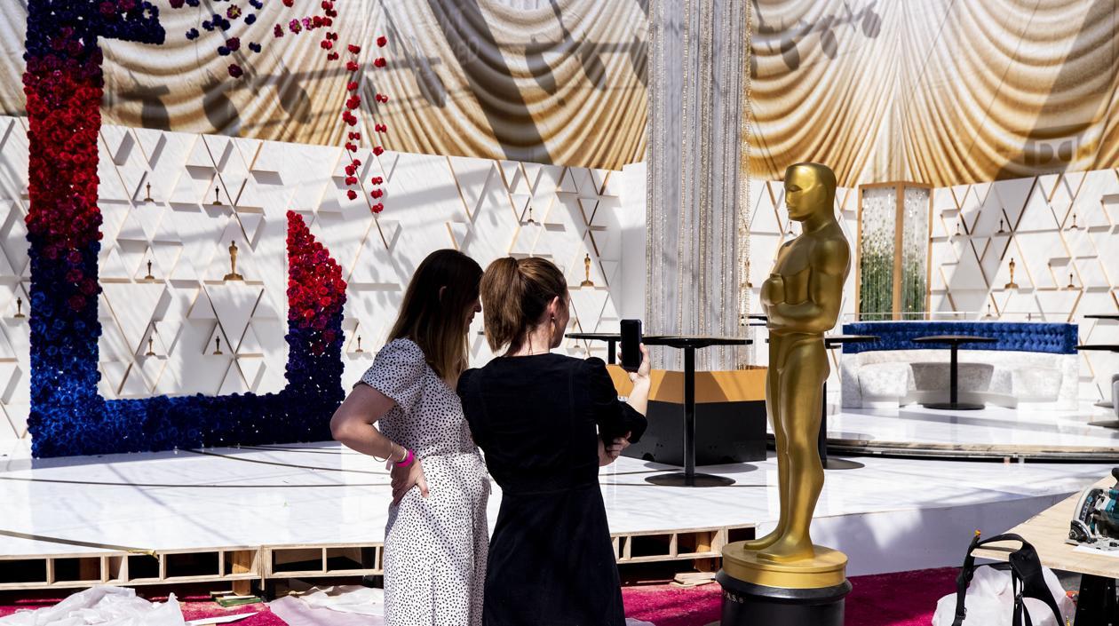 Las estatuillas de los Oscar se exhiben en la alfombra roja mientras los trabajadores preparan el área para la 94ª entrega de los Premios de la Academia.