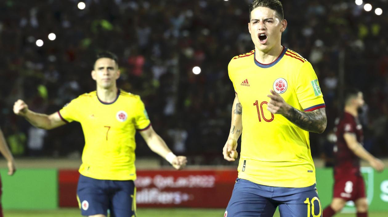 James Rodríguez y Rafael Santos Borré celebrando el gol colombiano.