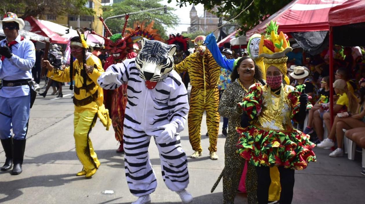 Creativos disfraces durante el desfile.