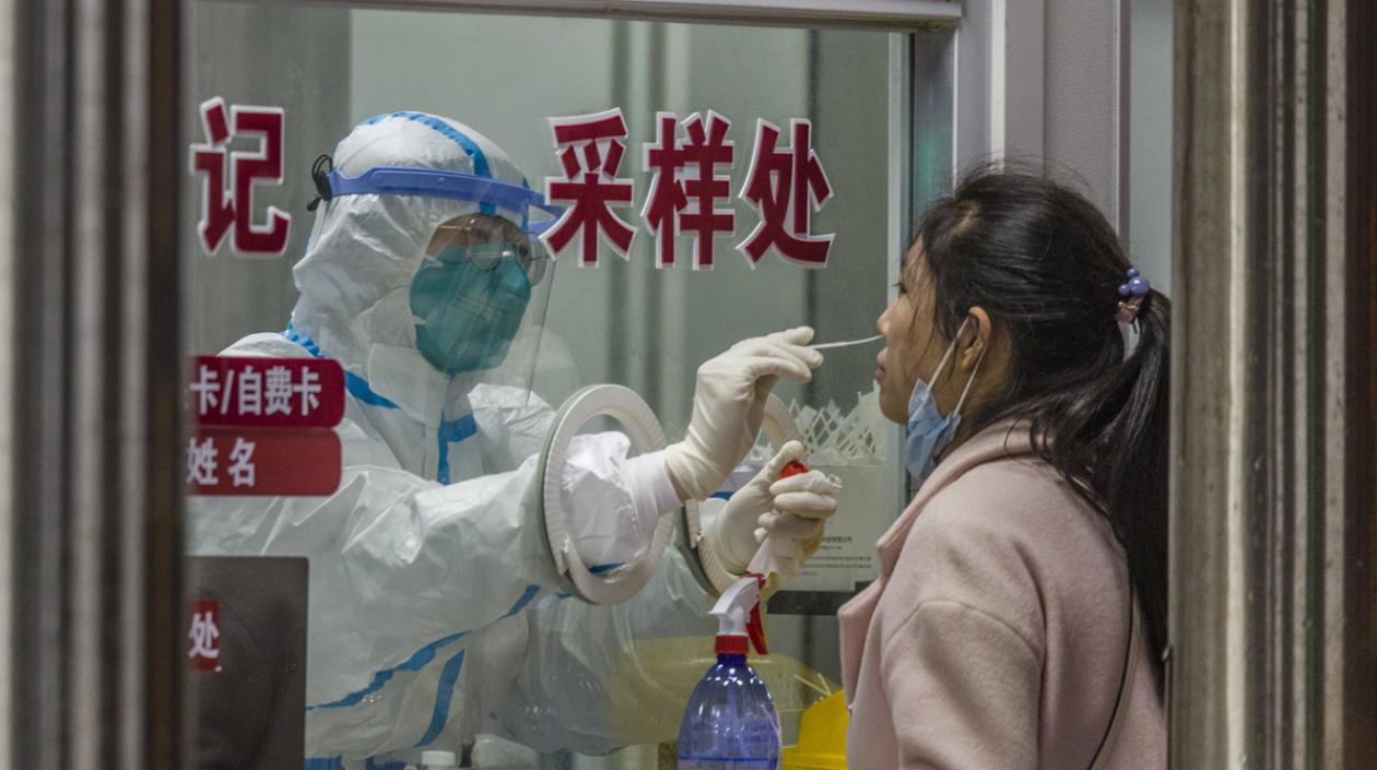 Una mujer se realiza un test de PCR, en Shanghái.