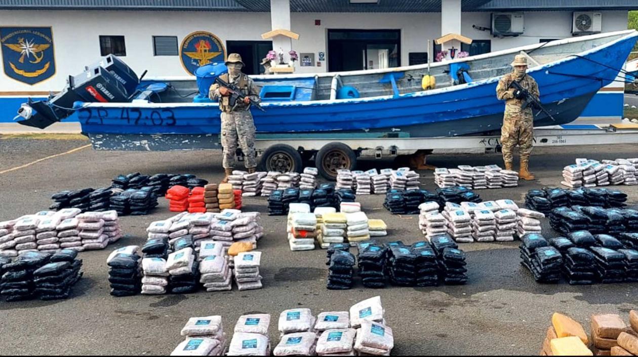 Autoridades panameñas incautarron 1,105 paquetes de supuesta droga, capturaron a 4 colombianos y decomisaron una lancha rápida.