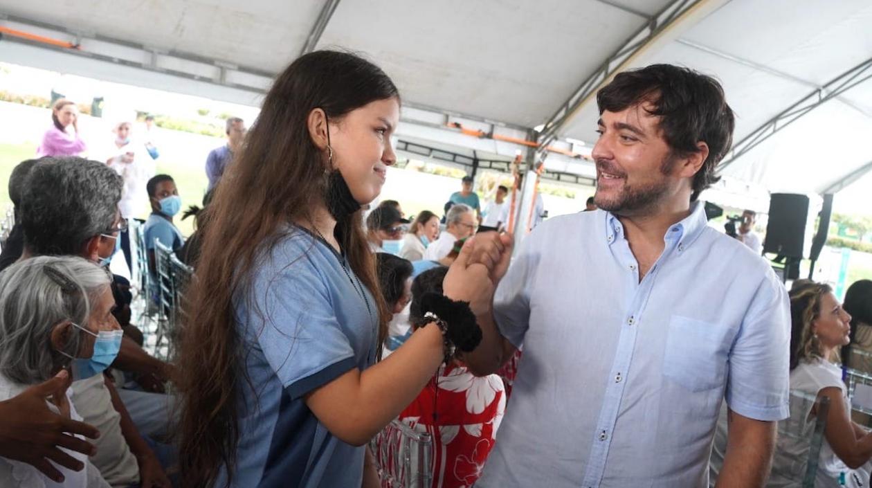 La estudiante Juana Estrada Díaz con el Alcalde Jaime Pumarejo.