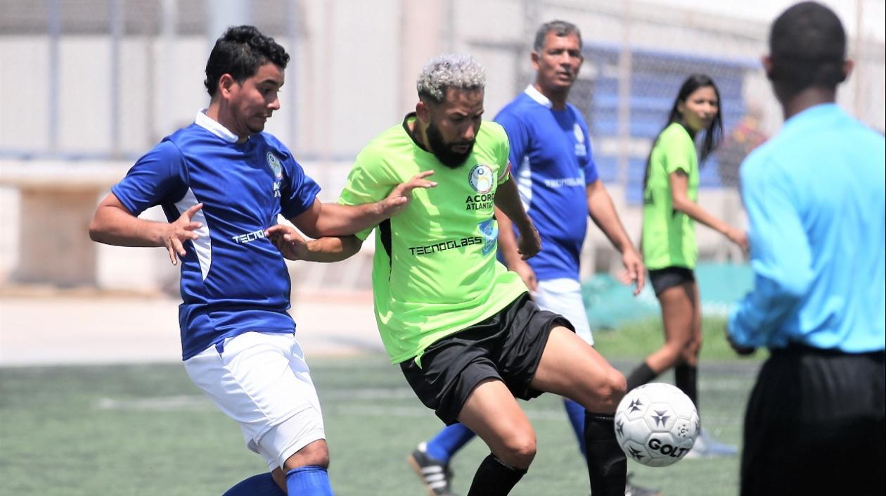 Acción del juego entre Prensa Niupi y Prensa Deportiva. 