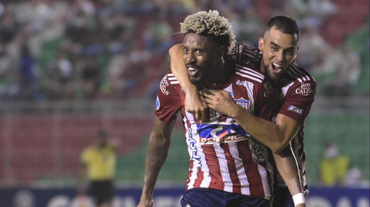 Omar Albornoz, atacante de Junior, celebra su primer gol con Daniel Giraldo. 