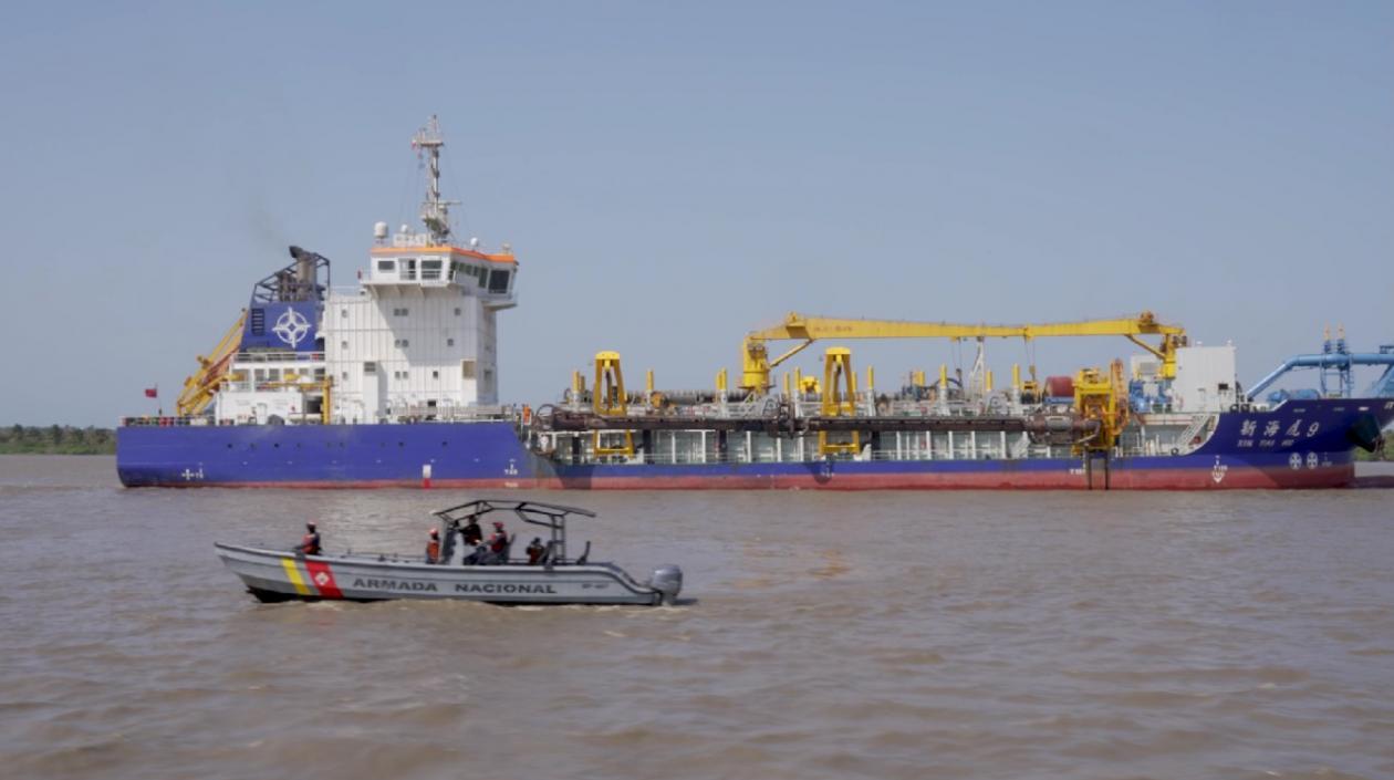 La draga china trabajado en el canal de acceso al puerto de Barranquilla.