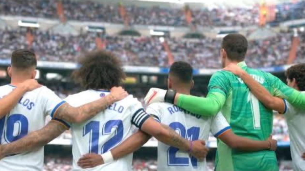 Jugadores del Real Madrid guardan minuto de silencio por Freddy Rincón. 