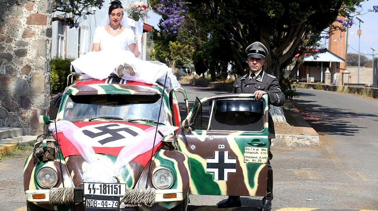 Fotografía cedida hoy por el Centro Simon Wiesenthal Latinoamérica que muestra unos recién casados con vestimenta nazi, en la ciudad de Tlaxcala (México).