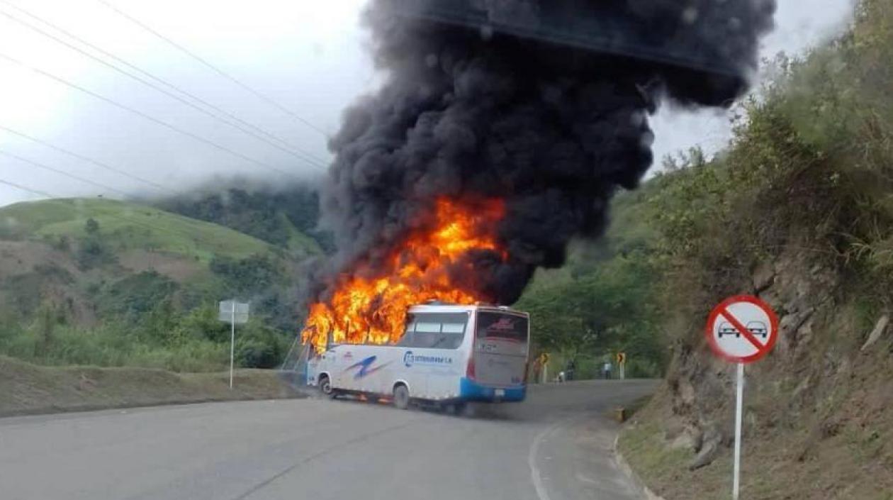 Bus incendiado en Dabeiba.