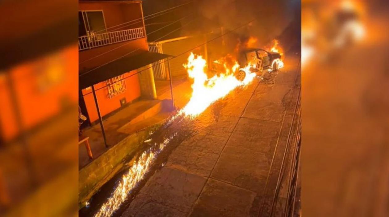 Así se quemó la camioneta en Segovia, Antioquia.