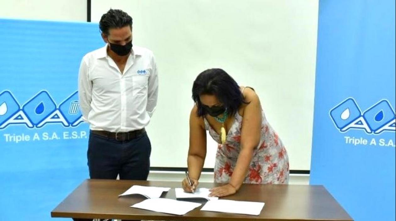 La Secretaria General de la Alcaldía de Soledad, Amalfi Gaviria Ramos, firmando la prórroga que vence el próximo 17 de octubre.