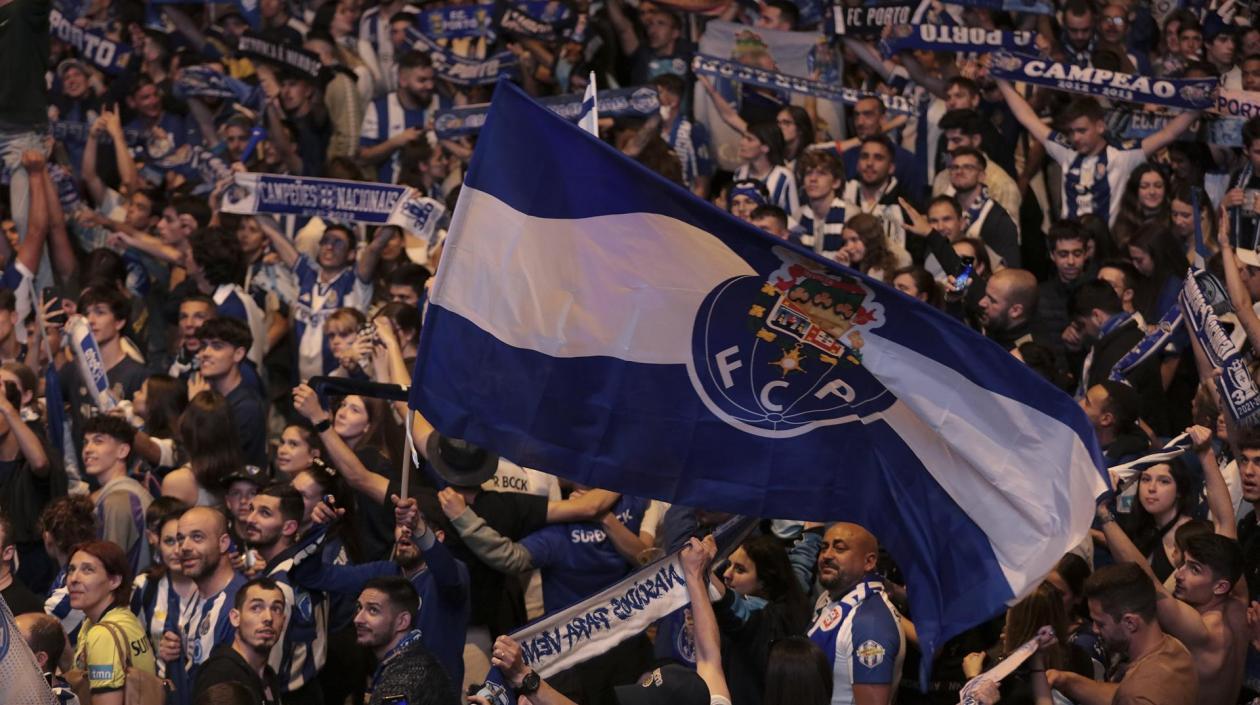 Hinchas del Porto celebran el título. 