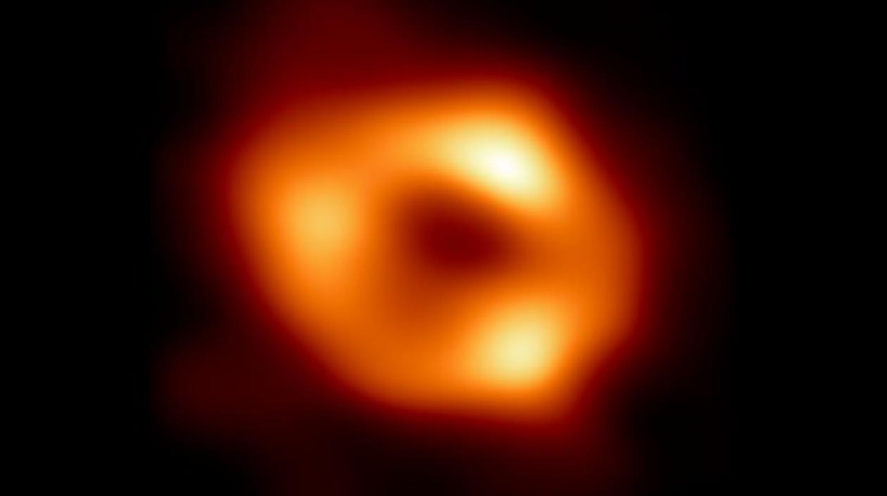 Astrónomos mostraron este jueves la primera imagen del agujero negro.