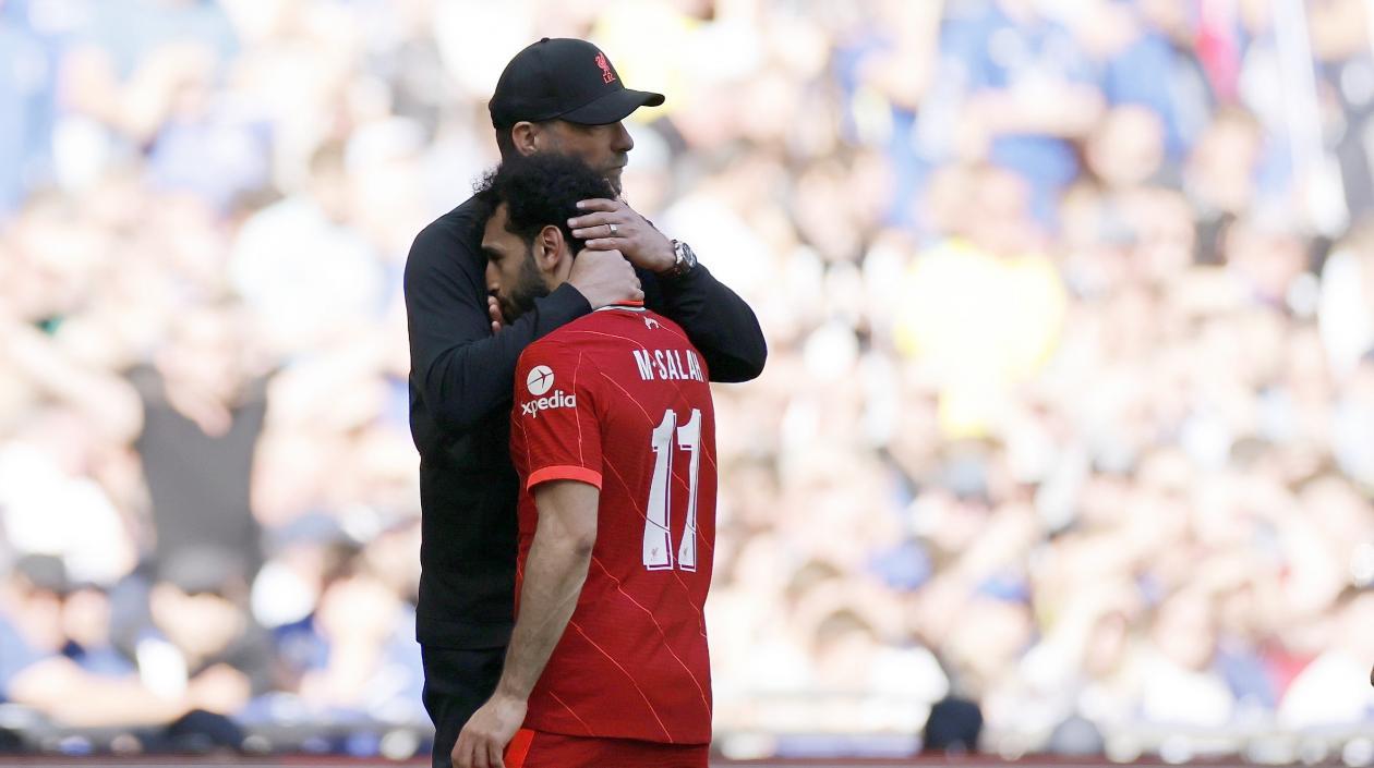 Jurgen Klopp, entrenador del Liverpool, abraza a Mohamed Salah. 